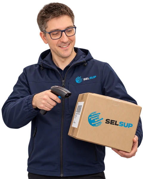Основатель SelSup сканирует коробку